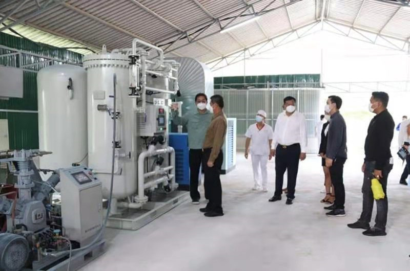 Guo Zongren, governor of Sihanouk Province, inspected the installation site of oxygen generator